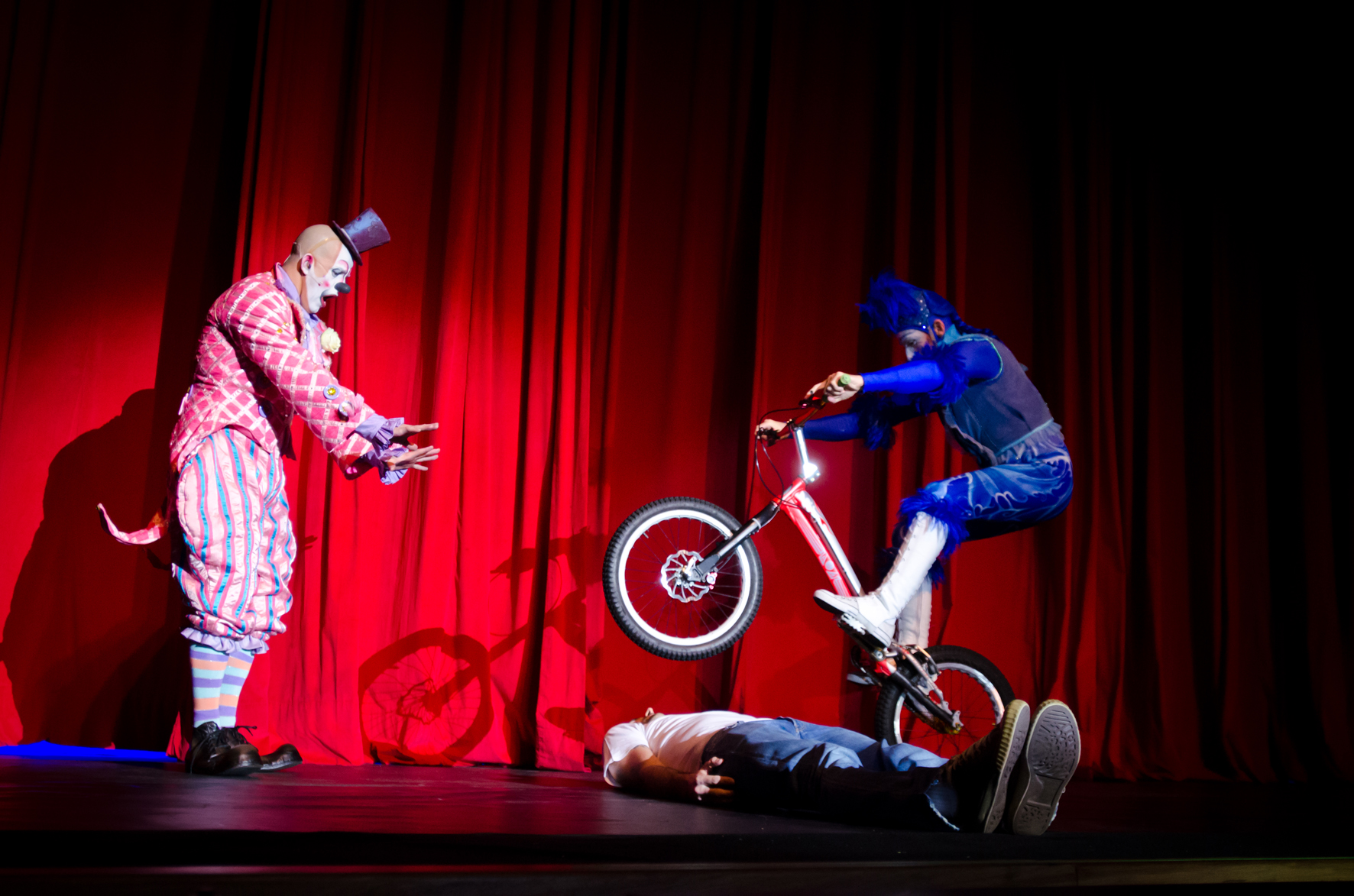 O espetáculo apresenta números de equilíbrio e malabares (Foto: Jean Francua)
